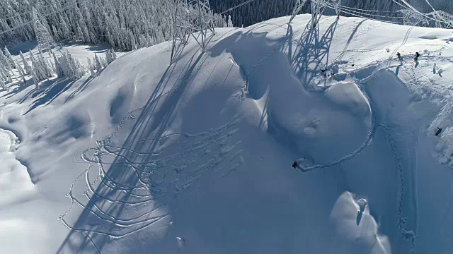滑雪技巧跳过空中危险的缺口