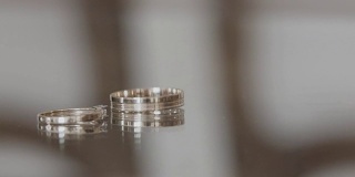 在同一背景下的结婚戒指
