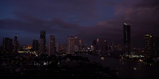 4K视频闪电与雷暴云夜间曼谷城市景观河边，泰国，4K剪辑，自然和城市景观概念