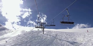 滑雪胜地缆车鸟瞰图，寒假背景，视频4K