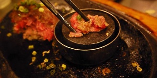 当我去日本的时候，我吃了福冈汉堡牛排。