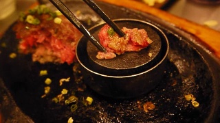 当我去日本的时候，我吃了福冈汉堡牛排。视频素材模板下载