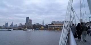 伦敦一座桥上俯瞰碎片大厦和主题大厦的人们的时光流逝