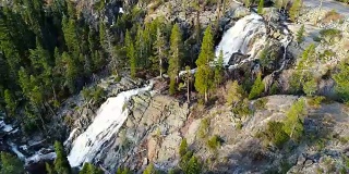远离戏剧性的瀑布鹰瀑布，瀑布在太浩湖，加利福尼亚