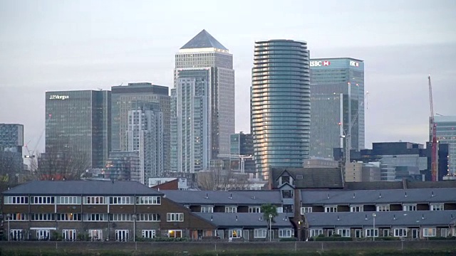 放大镜头拍摄日落时分的伦敦现代建筑