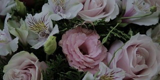 婚礼上美丽的花束。婚礼鲜花