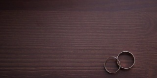 结婚戒指放在戒指垫子上