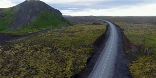 穿越冰岛景观的高速公路