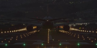 飞机从机场起飞后夜景
