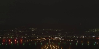 飞机从机场起飞后夜景