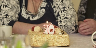 长者在七十周年庆典上。70号蜡烛蛋糕。