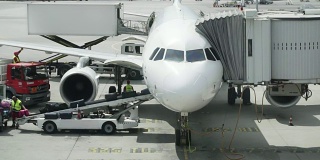 机场工作人员在飞机传送带上携带行李。工作人员将行李装上客机。慢镜头，特写