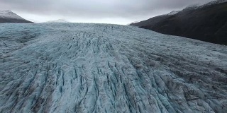 镜头-冰岛冰川的鸟瞰图
