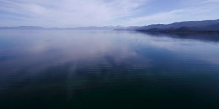在加州的太浩湖，绚丽的天空描绘出完美的蓝色风景