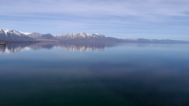 完美的无人机俯瞰太浩湖，加州与雪山横跨背景