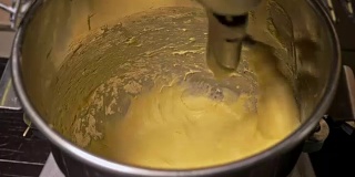 烘烤面包用的揉面机由专业的螺旋揉面机制造。面团被揉成汉堡。非常甘美葱郁的空气包。
