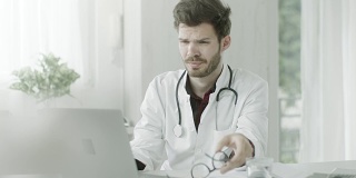 医生在笔记本电脑上学习治疗方法