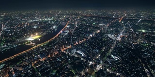 东京，日本，延时——从天空树塔可以看到东京北部城市夜间的交通状况