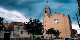 L 'Armentera赫罗纳,西班牙。时光流逝，时光流逝，时光流逝在阳光明媚的夏夜，我们的阿门特拉夫人的教堂