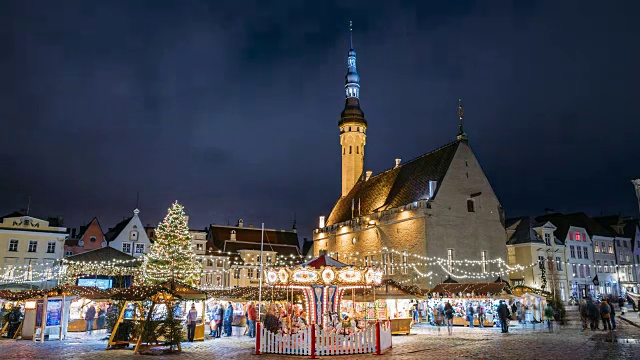 爱沙尼亚塔林。市政厅广场传统圣诞市场和旋转木马的延时拍摄。圣诞树和贸易公司。著名地标和联合国教科文组织世界遗产