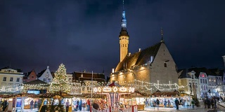 爱沙尼亚塔林。市政厅广场传统圣诞市场和旋转木马的延时拍摄。圣诞树和贸易公司。著名地标和联合国教科文组织世界遗产