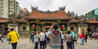 台湾台北龙山寺与游客的时光流逝