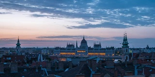 匈牙利布达佩斯城市天际线的匈牙利议会大厦从夜晚到白天的时间间隔，时间间隔为4K