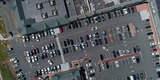 这是美国小镇购物中心停车场交通的延时航拍视频