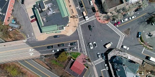 美国纽约州韦斯切斯特县斯卡斯代尔十字路口的延时无人机视频