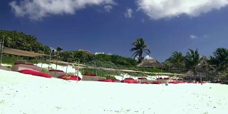 海滩床放松在图卢姆加勒比海滩视频4K