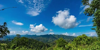美丽的热带山脉和蓝天与移动的云。时间流逝的视频