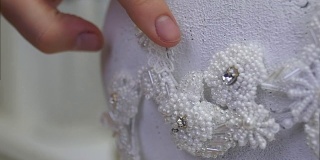 缝制白色花边的婚礼发饰