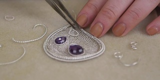 一种用金属丝编织珠宝的技术，用来装配宝石和零件