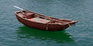 海上的红色木船