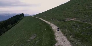在山上沿着小路跑步的人
