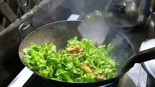 用平底锅煎泰国菜。视频素材模板下载