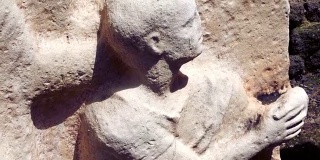 雕刻在古罗马石棺上的半身像和头部的细节