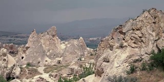 4 k。多云天气下的岩石全景图