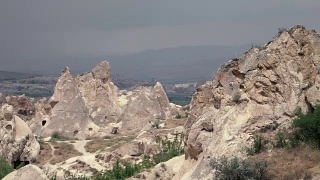 4 k。多云天气下的岩石全景图视频素材模板下载