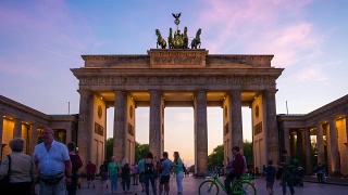 4 K时间流逝视频勃兰登堡门在日落，柏林，勃兰登堡，德国视频素材模板下载