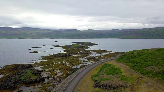 鸟瞰图美丽的道路通过一个美丽的乡村在西峡湾，冰岛