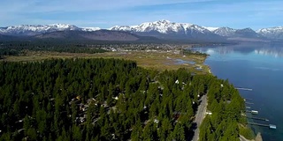 向郁郁葱葱的海湾在太浩湖，加州-无人机视图-令人惊叹的美丽的加州景观