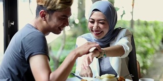 马来西亚夫妇喜欢一起在户外咖啡馆用餐