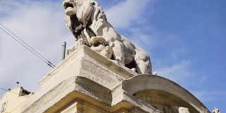 意大利的狮子纪念碑。股票。意大利那不勒斯的纪念碑上的四个白色石狮之一，用于纪念殉道者的美德