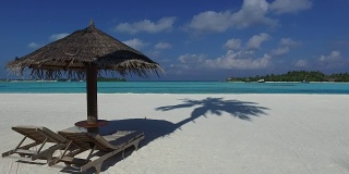 马尔代夫海滩上的帕拉帕和日光浴床