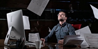 文书工作被一个在办公桌上工作到很晚的商人砸到，动作超级慢