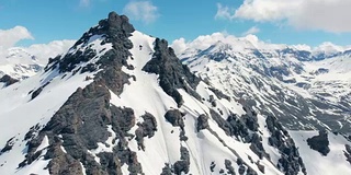 空中飞行:靠近高山的山峰飞行