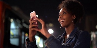 一名年轻女子在城市里拍摄夜景