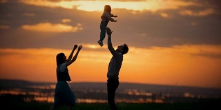 爸爸妈妈在空中抚养孩子，一家人玩得很开心