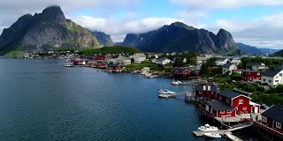 挪威罗浮敦群岛上的小渔村哈姆诺伊的航拍镜头，以其典型的红色房屋和自然美景成为热门旅游目的地。空中4k超高清。